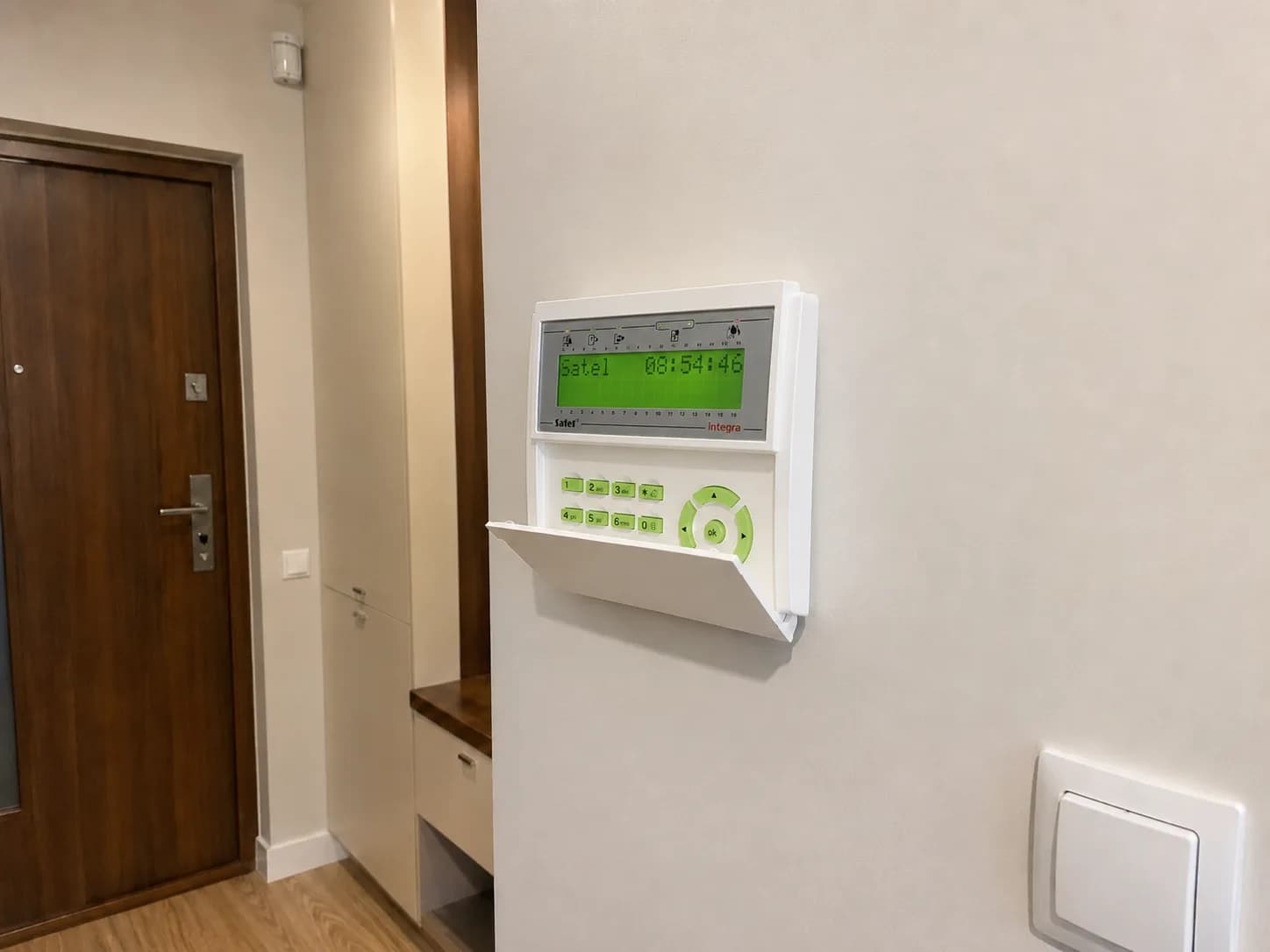 Elementy systemu alarmowego zamontowane w nowoczesnym wnętrzu