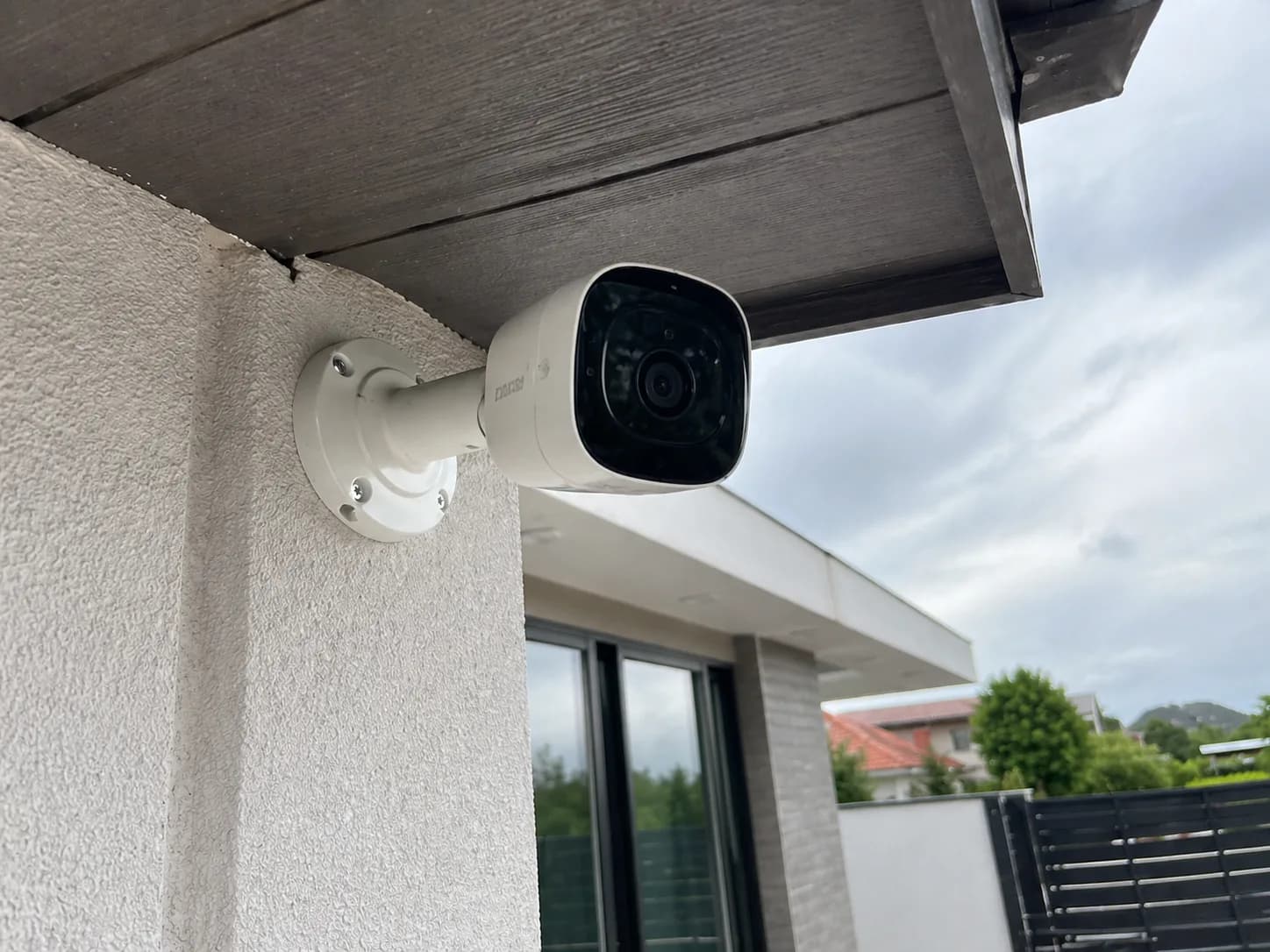 Kamera monitoringu wizyjnego zamontowana na zewnątrz budynku