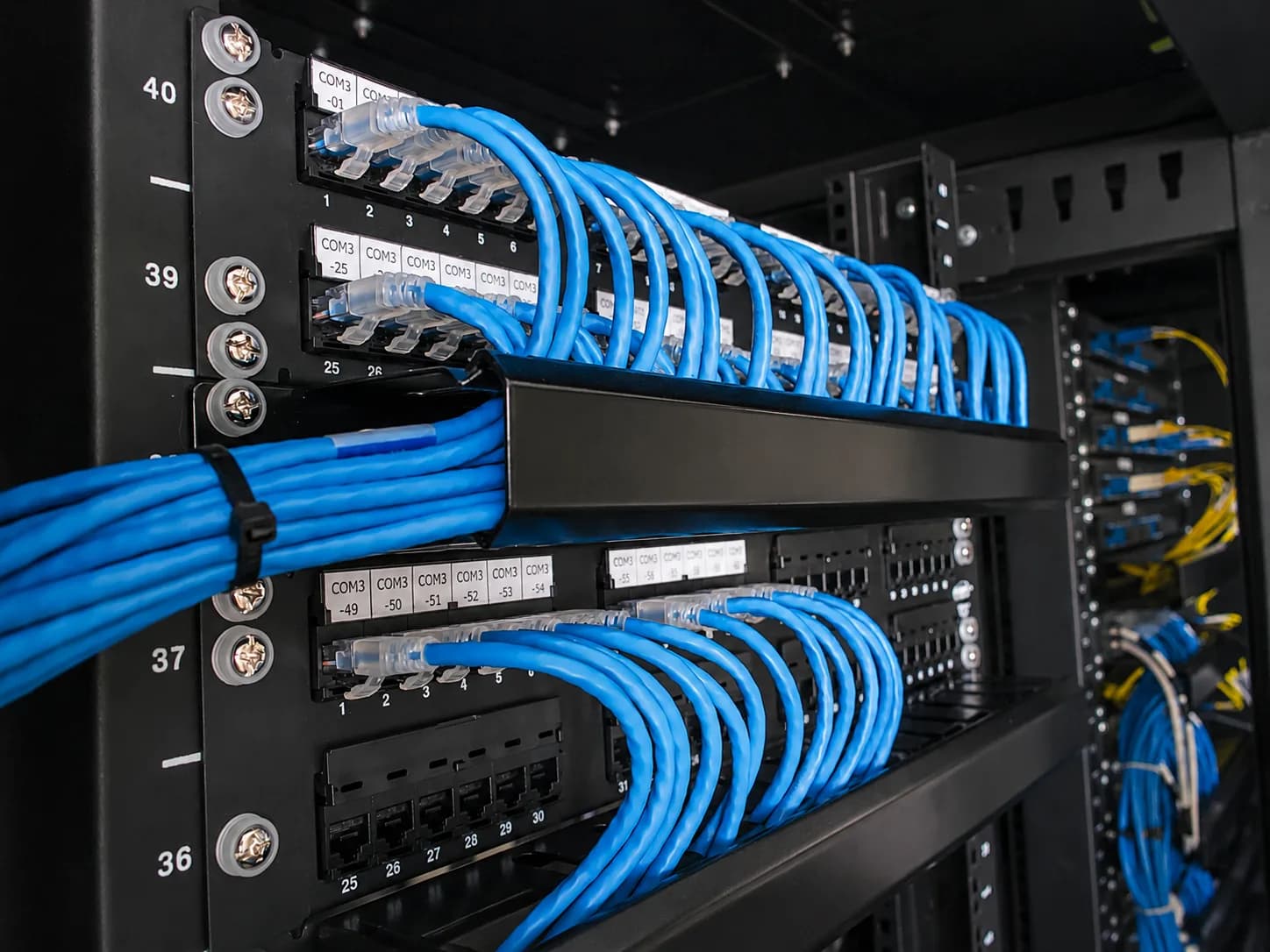 Instalacja sieci teleinformatycznej z okablowaniem i urządzeniami w szafie rack