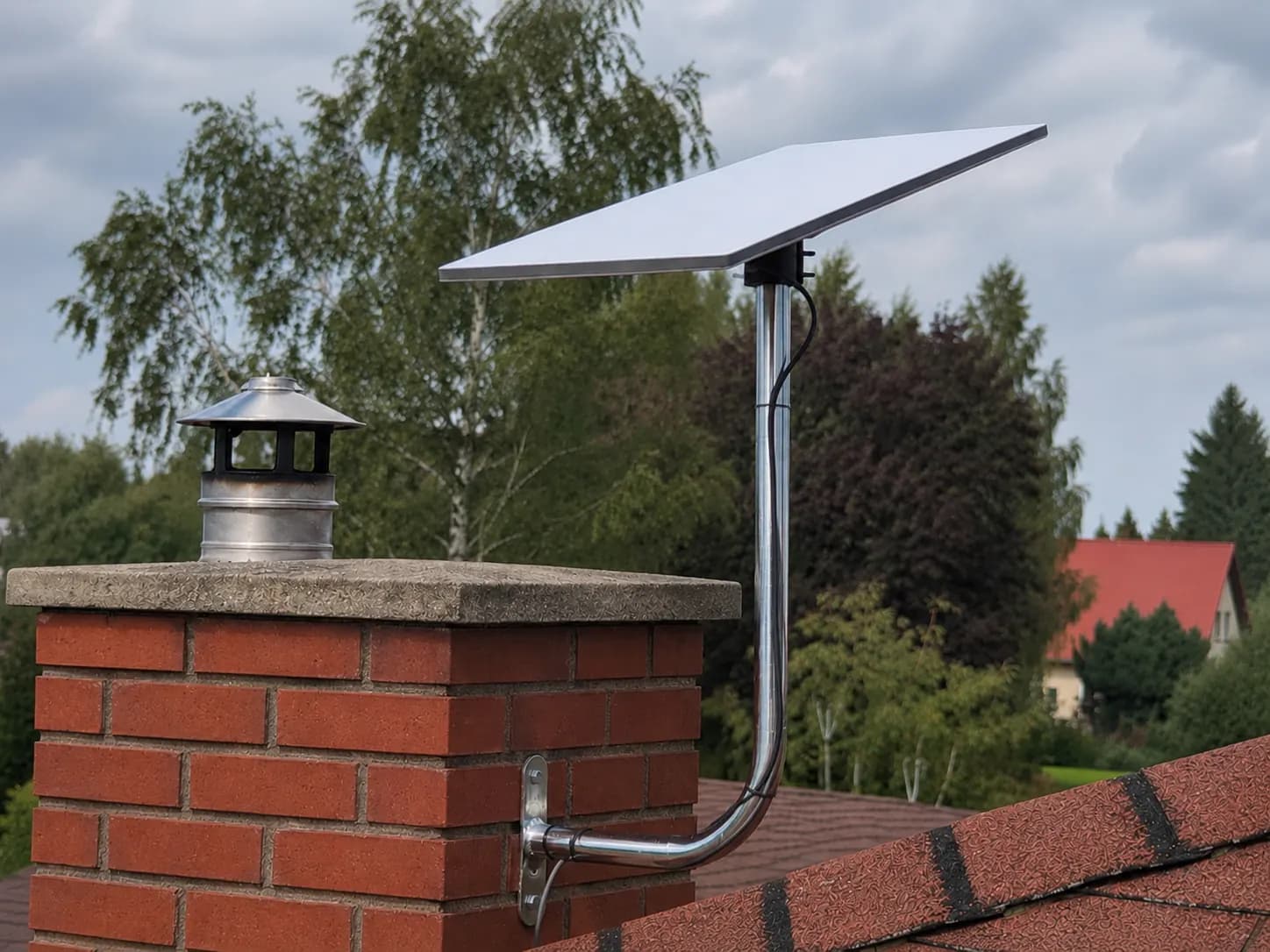 Antena Starlink zamontowana na dachu domu