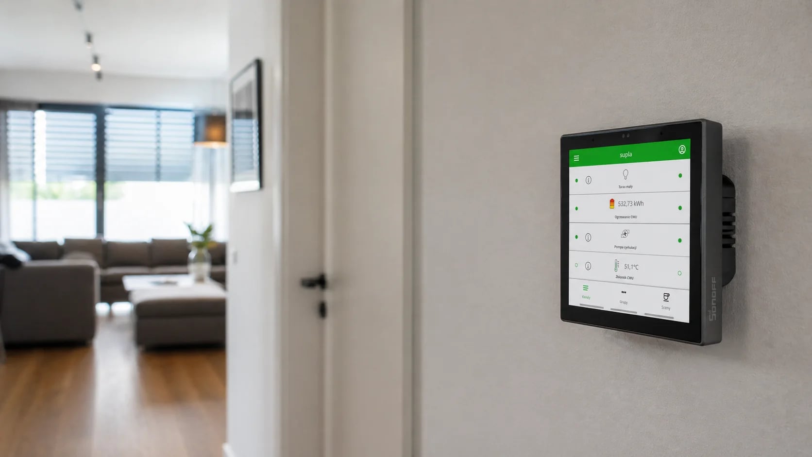 Panel sterowania smart home zamontowany w nowoczesnym domu